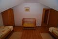 Dvojlôžková izba na poschodí s detskou postielkou